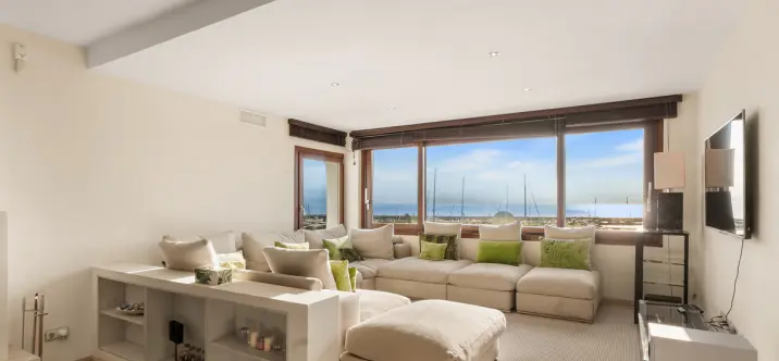 Venta de apartamento en planta media en Puerto Banús 0
