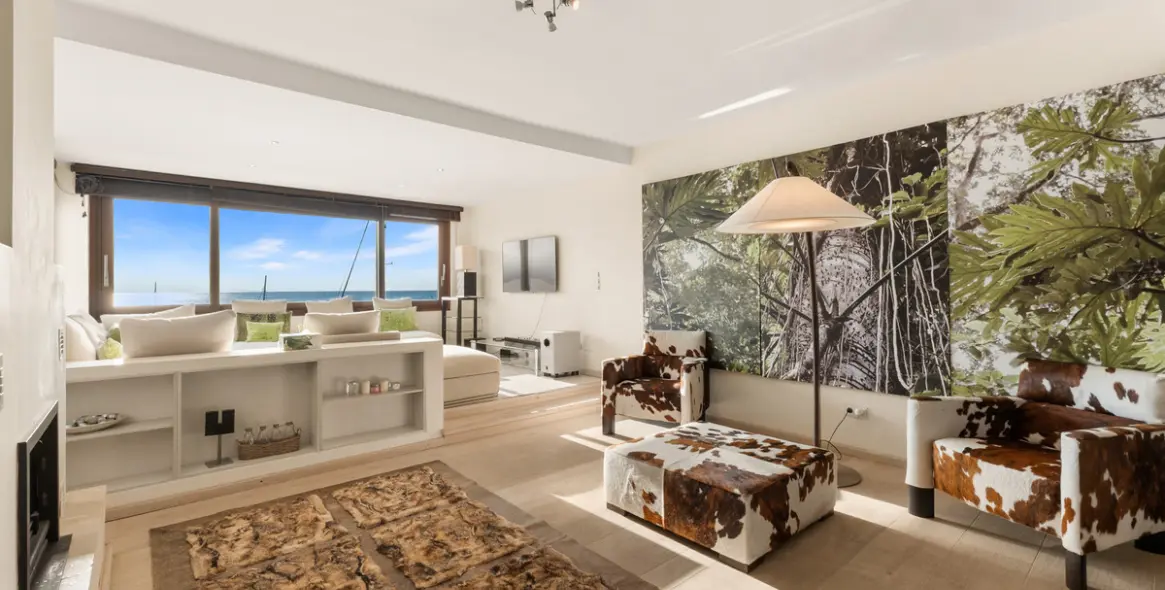 Venta de apartamento en planta media en Puerto Banús 2