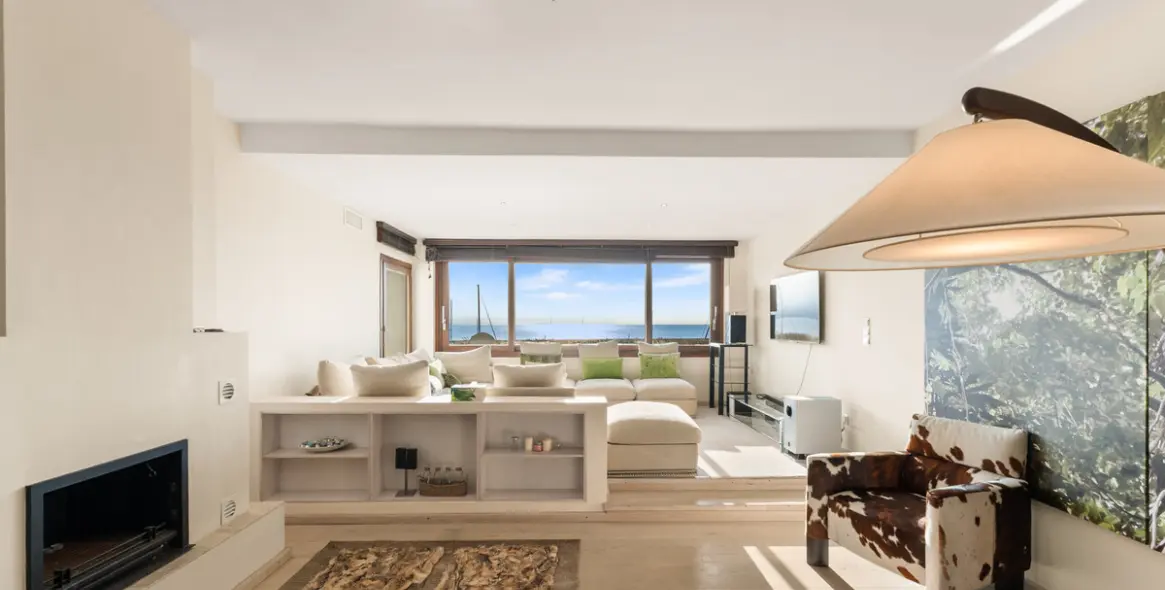 Venta de apartamento en planta media en Puerto Banús 3