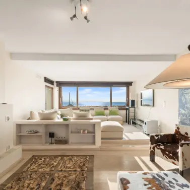 Venta de apartamento en planta media en Puerto Banús