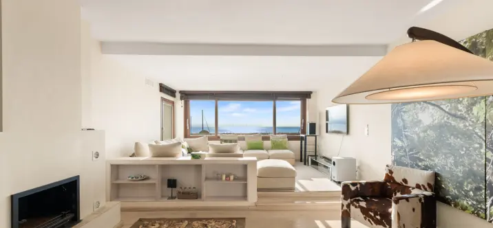 Venta de apartamento en planta media en Puerto Banús 2