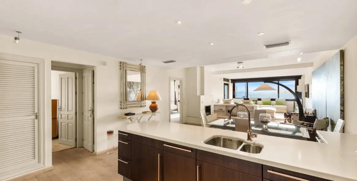 Venta de apartamento en planta media en Puerto Banús 5