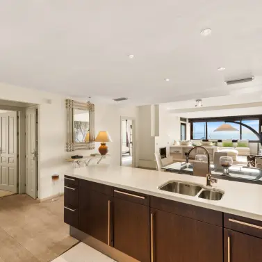 Venta de apartamento en planta media en Puerto Banús