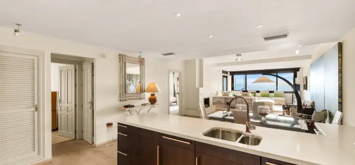 Venta de apartamento en planta media en Puerto Banús 4