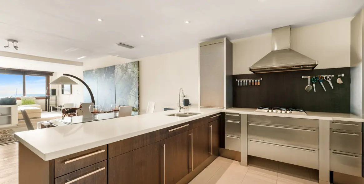 Venta de apartamento en planta media en Puerto Banús 6