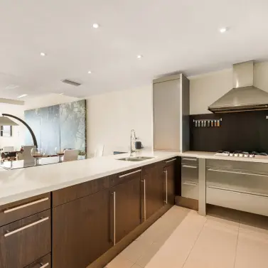 Venta de apartamento en planta media en Puerto Banús