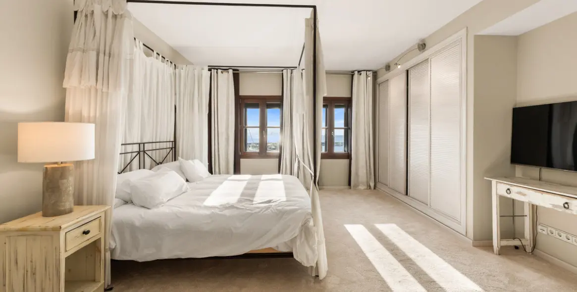 Venta de apartamento en planta media en Puerto Banús 7