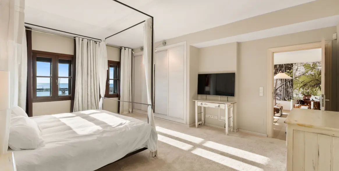 Venta de apartamento en planta media en Puerto Banús 8