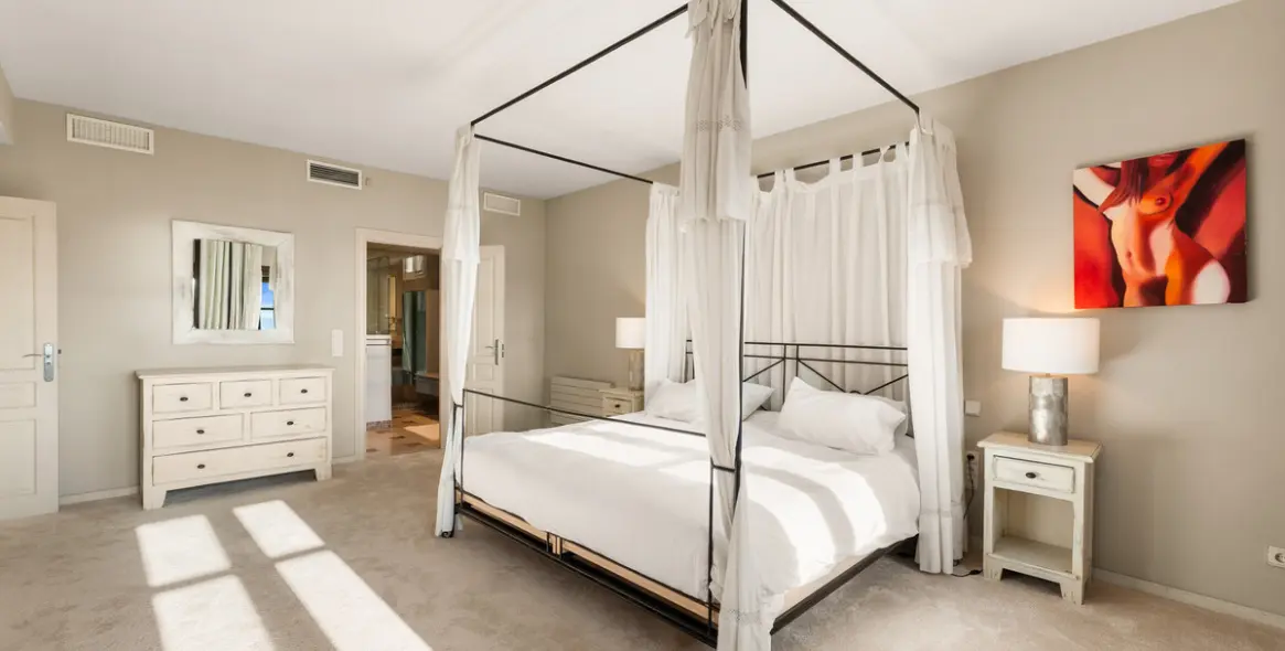 Venta de apartamento en planta media en Puerto Banús 9