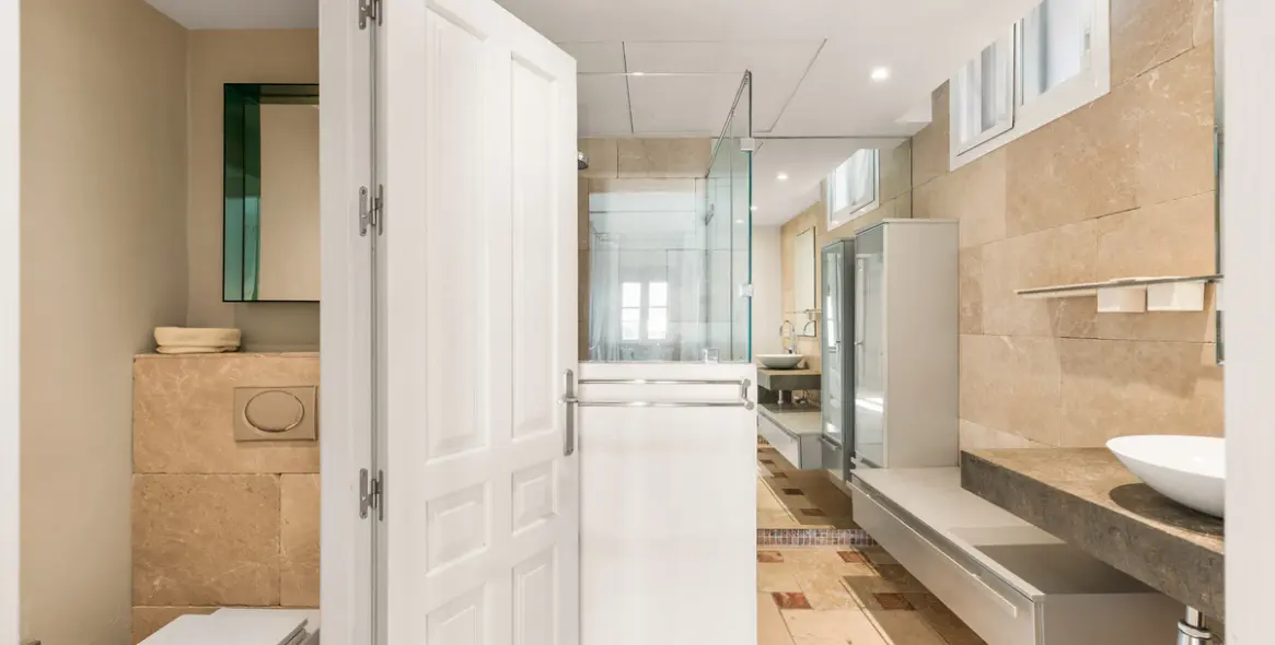 Venta de apartamento en planta media en Puerto Banús 10