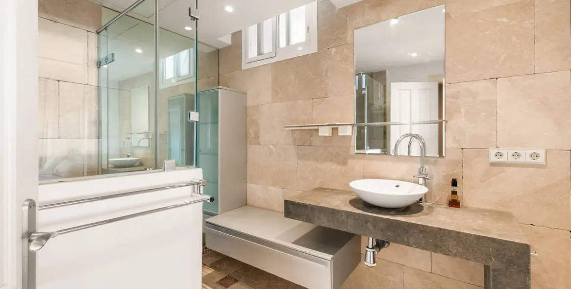 Venta de apartamento en planta media en Puerto Banús 11