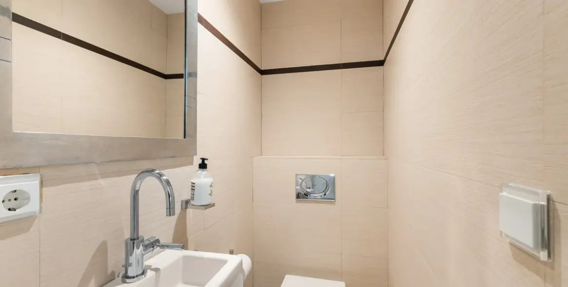 Venta de apartamento en planta media en Puerto Banús 12