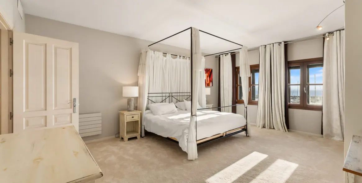 Venta de apartamento en planta media en Puerto Banús 15