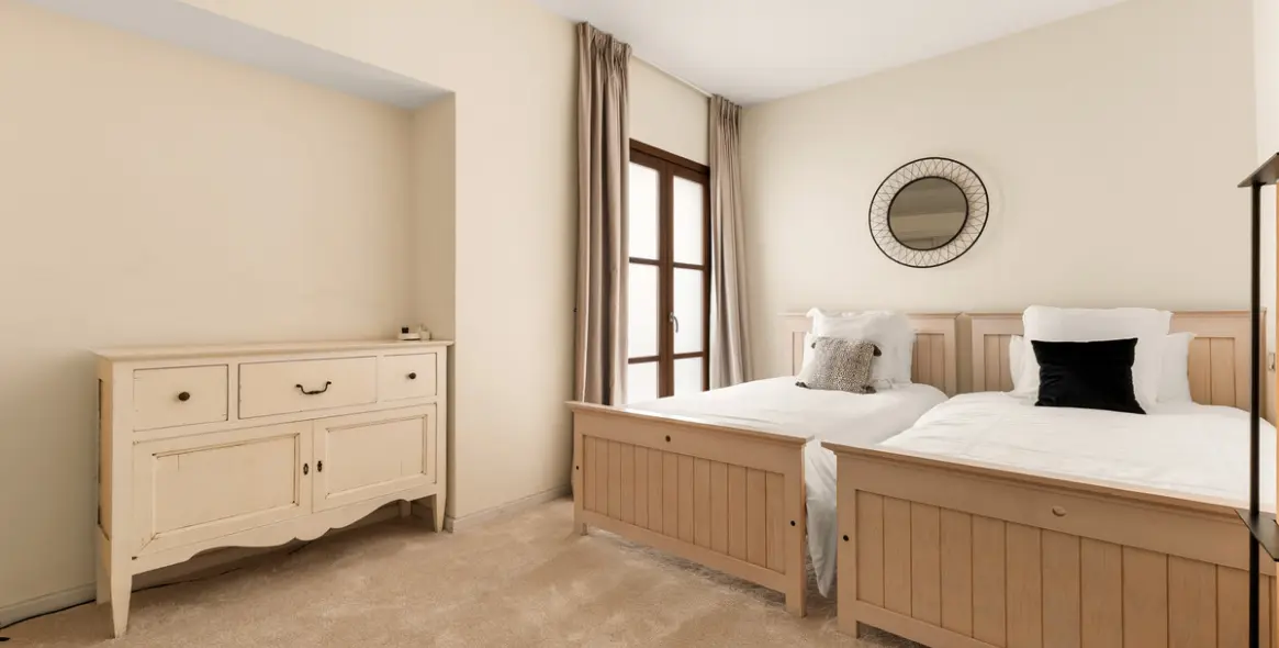 Venta de apartamento en planta media en Puerto Banús 16