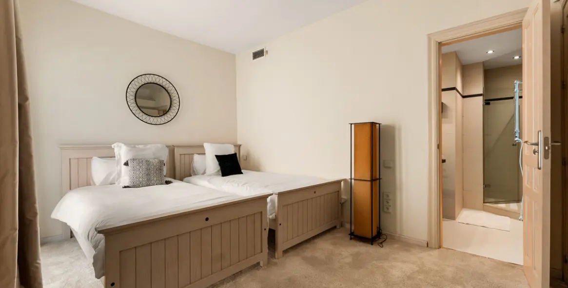 Venta de apartamento en planta media en Puerto Banús 17