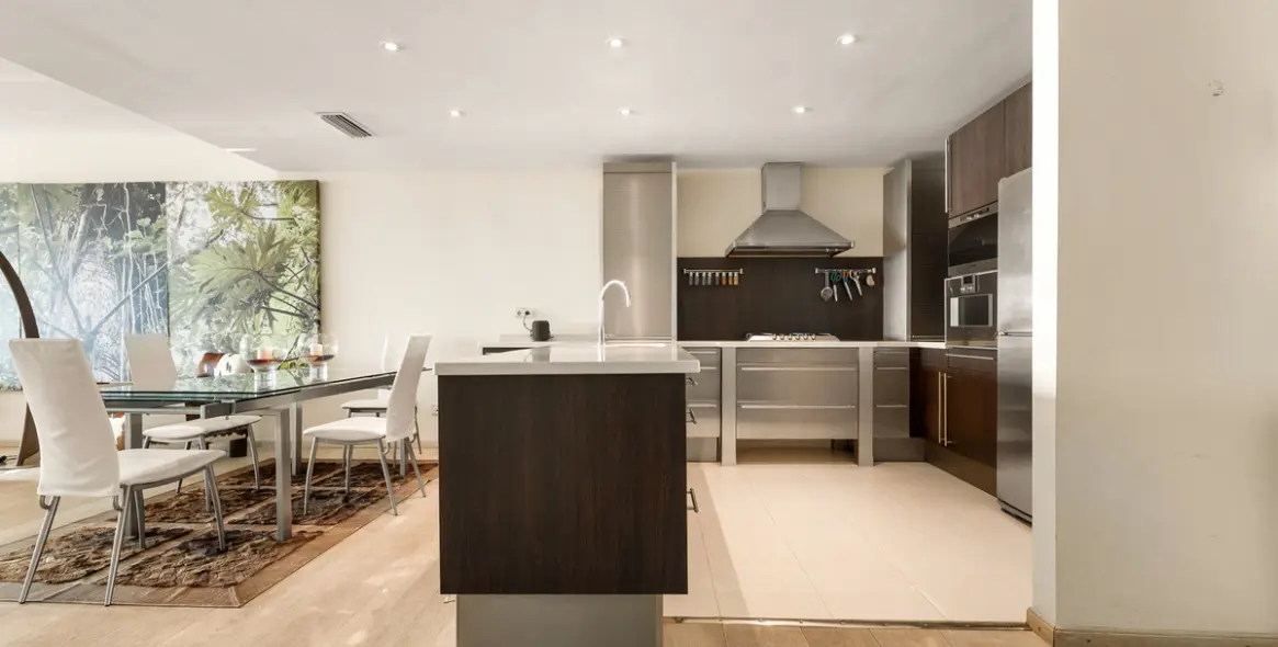 Venta de apartamento en planta media en Puerto Banús 19