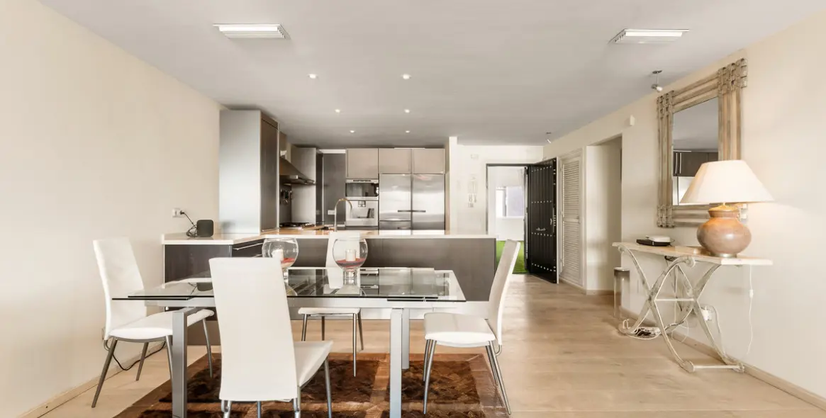 Venta de apartamento en planta media en Puerto Banús 21