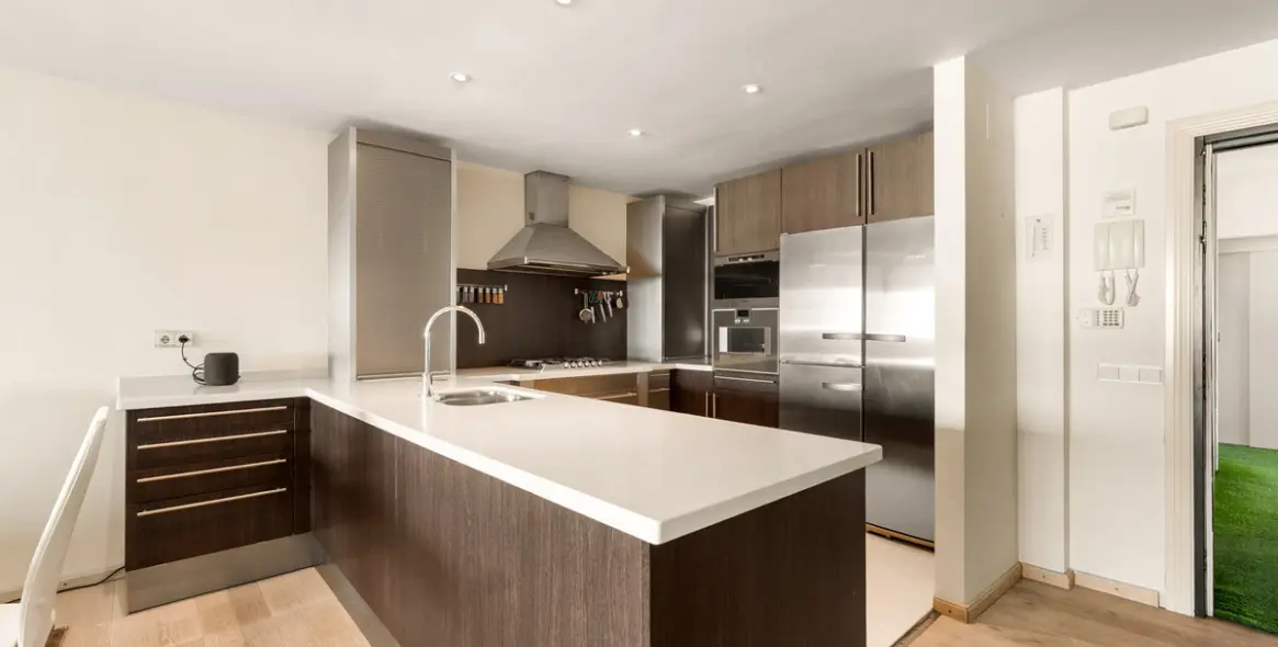 Venta de apartamento en planta media en Puerto Banús 22