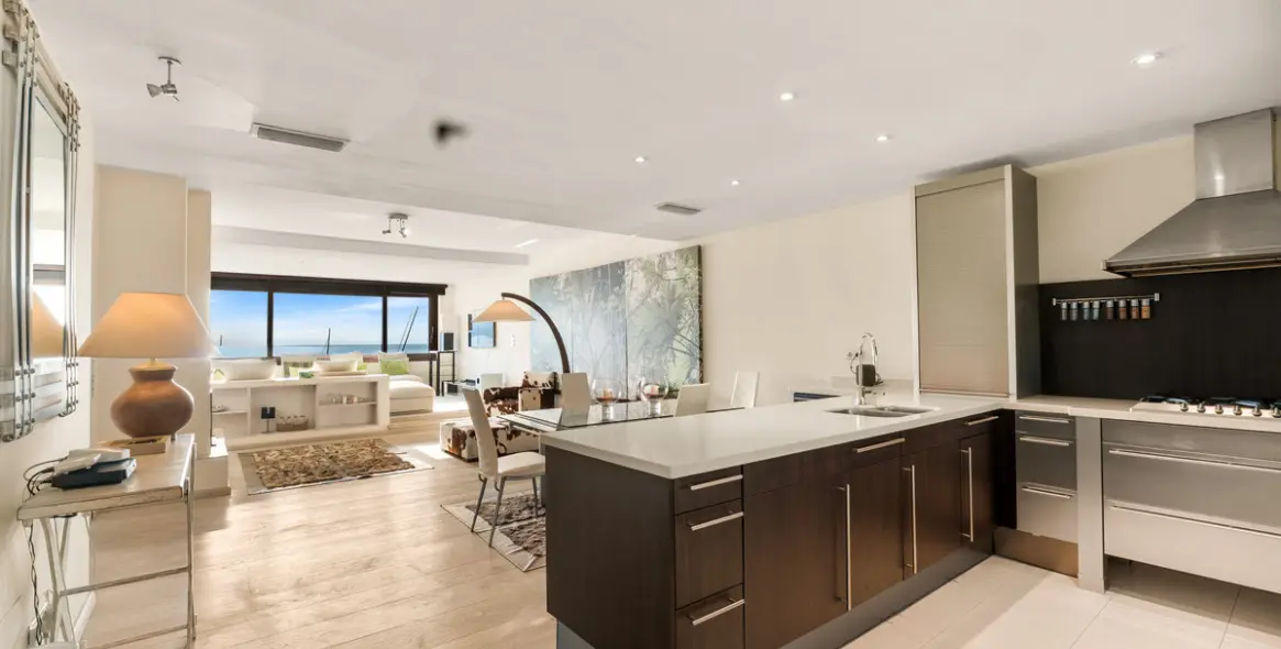 Venta de apartamento en planta media en Puerto Banús 23
