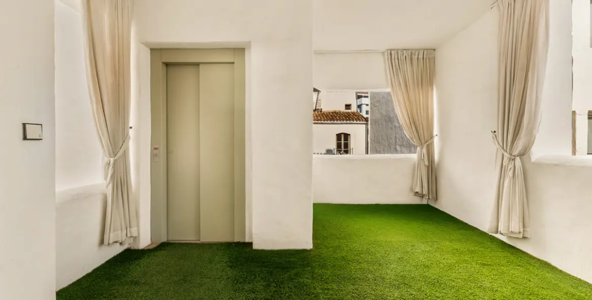 Venta de apartamento en planta media en Puerto Banús 24