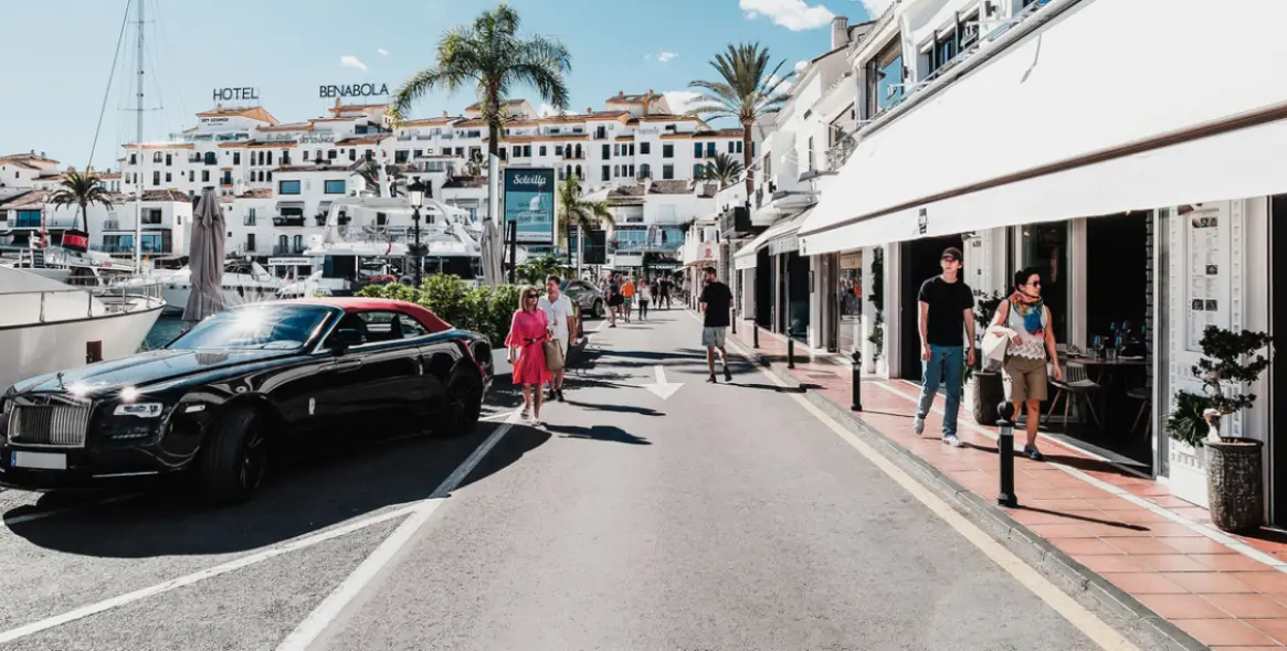 Venta de apartamento en planta media en Puerto Banús 26