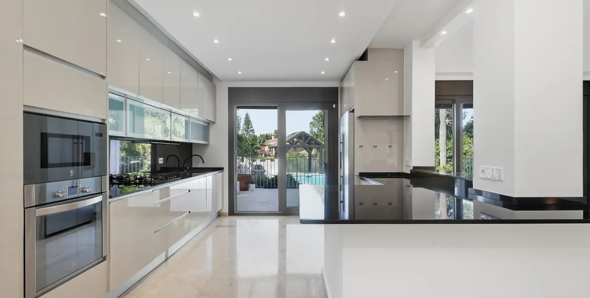 Sale of detached villa in El Rosario 5