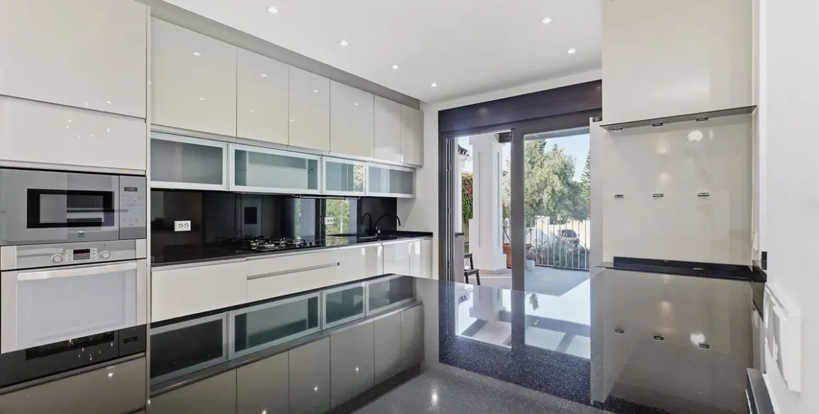 Sale of detached villa in El Rosario 6