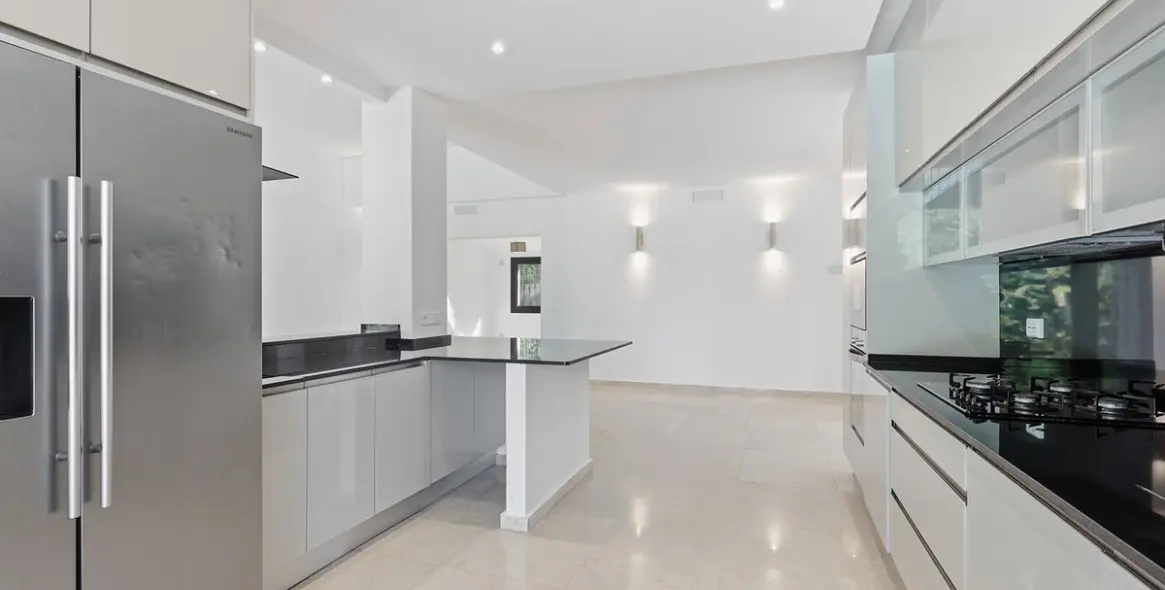 Sale of detached villa in El Rosario 7