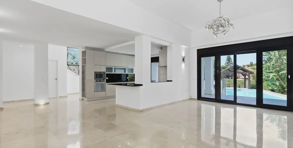 Sale of detached villa in El Rosario 9