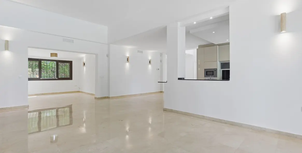 Sale of detached villa in El Rosario 10