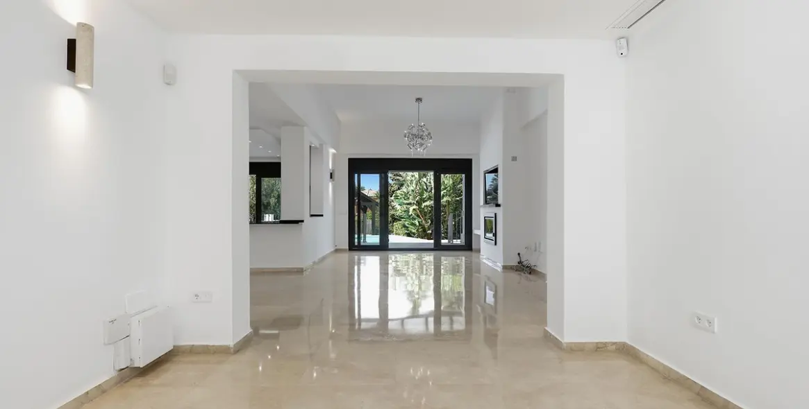 Sale of detached villa in El Rosario 12