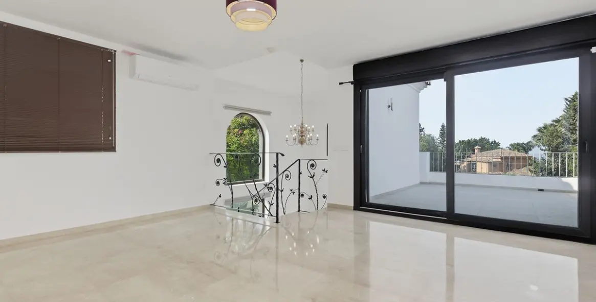 Sale of detached villa in El Rosario 28