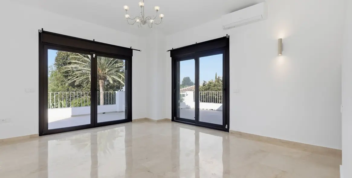 Sale of detached villa in El Rosario 33