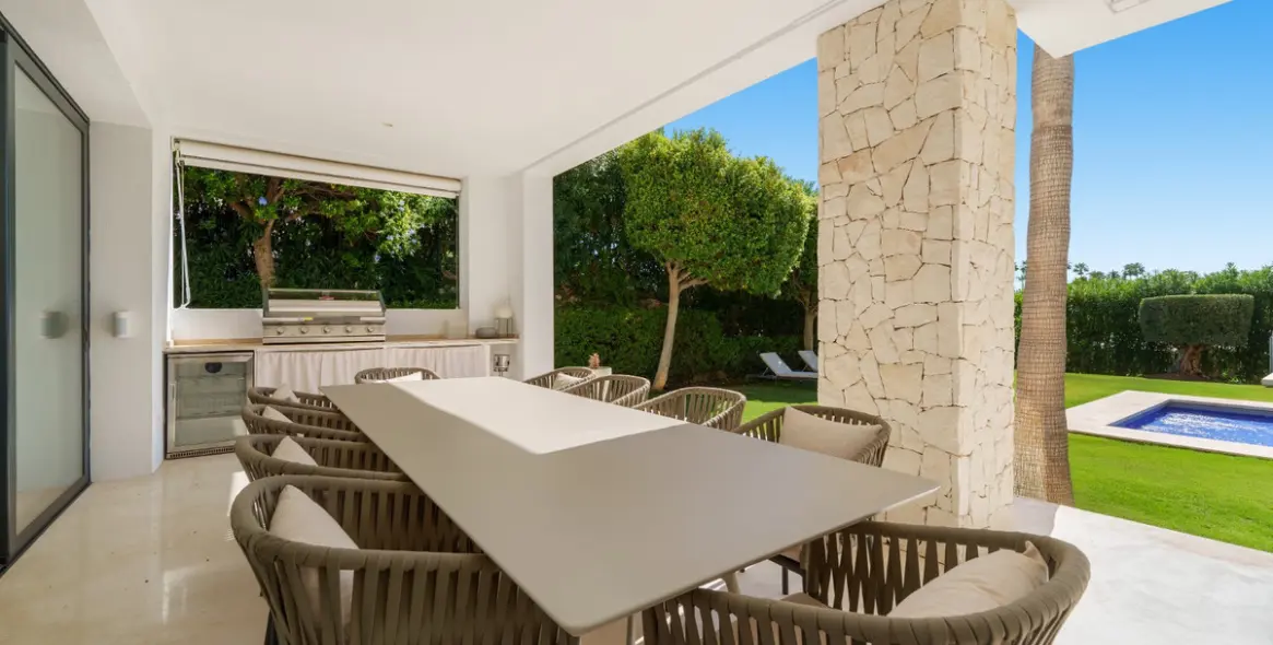 Venta de villa independiente en Nueva Andalucía 11