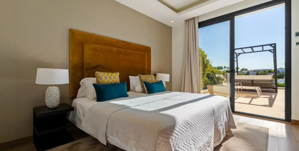 Venta de villa independiente en Nueva Andalucía 25