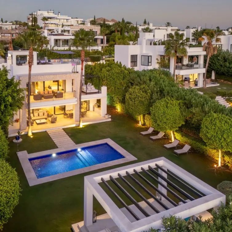 Sale of detached villa in Nueva Andalucía