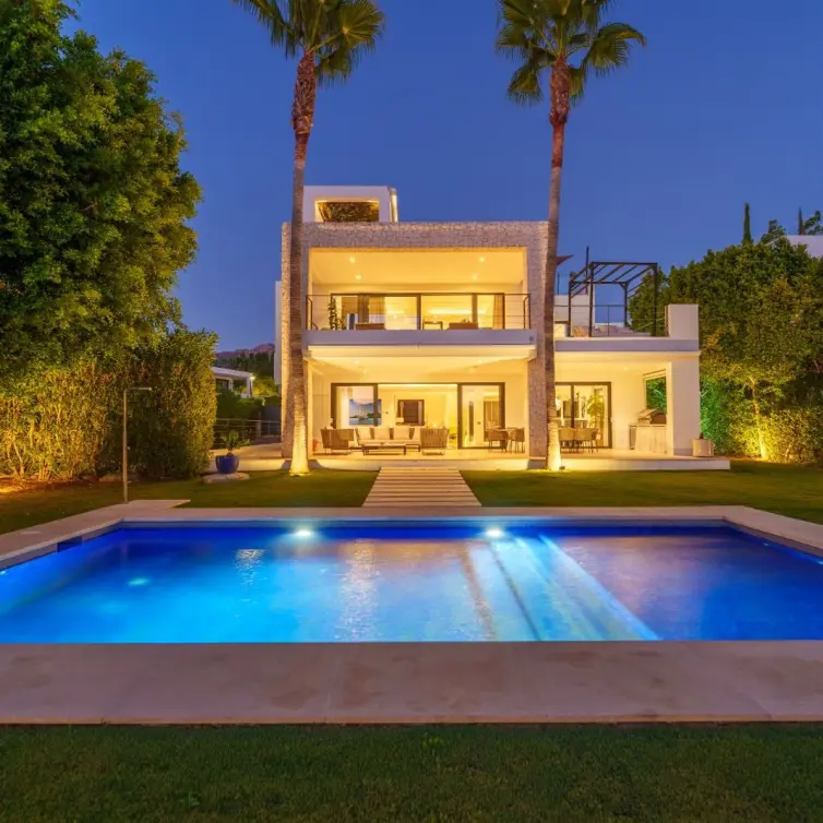 Sale of detached villa in Nueva Andalucía