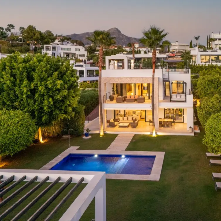 Sale of detached villa in Nueva Andalucía