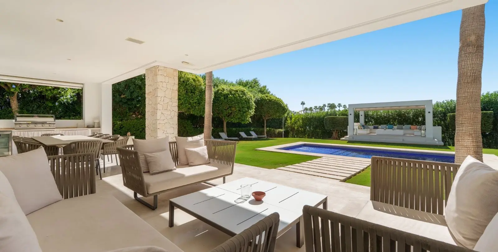Sale of detached villa in Nueva Andalucía 10