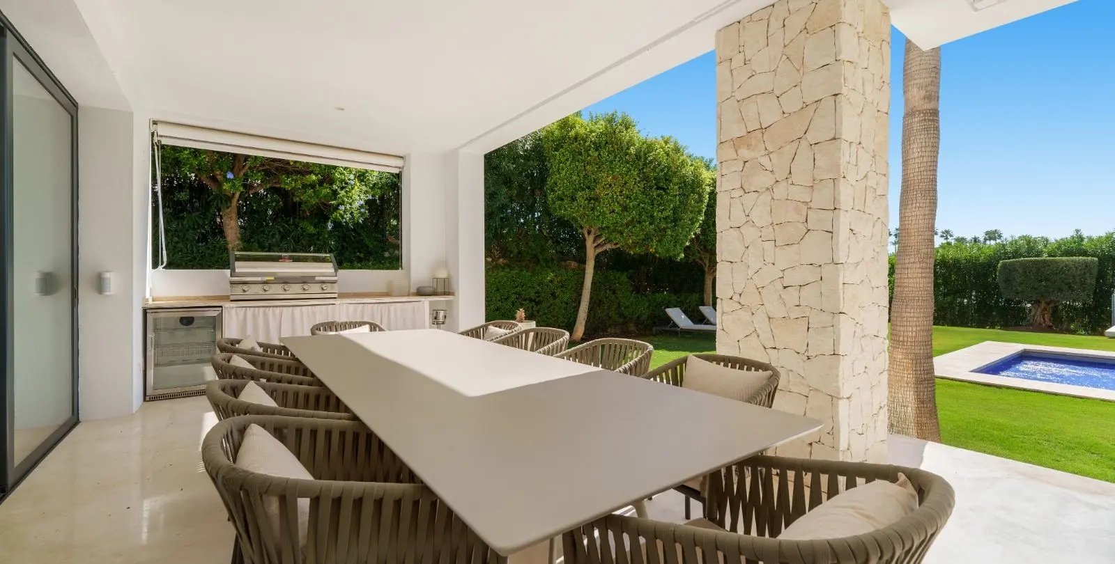 Sale of detached villa in Nueva Andalucía 11