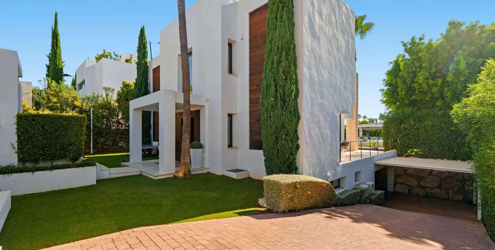 Sale of detached villa in Nueva Andalucía 13
