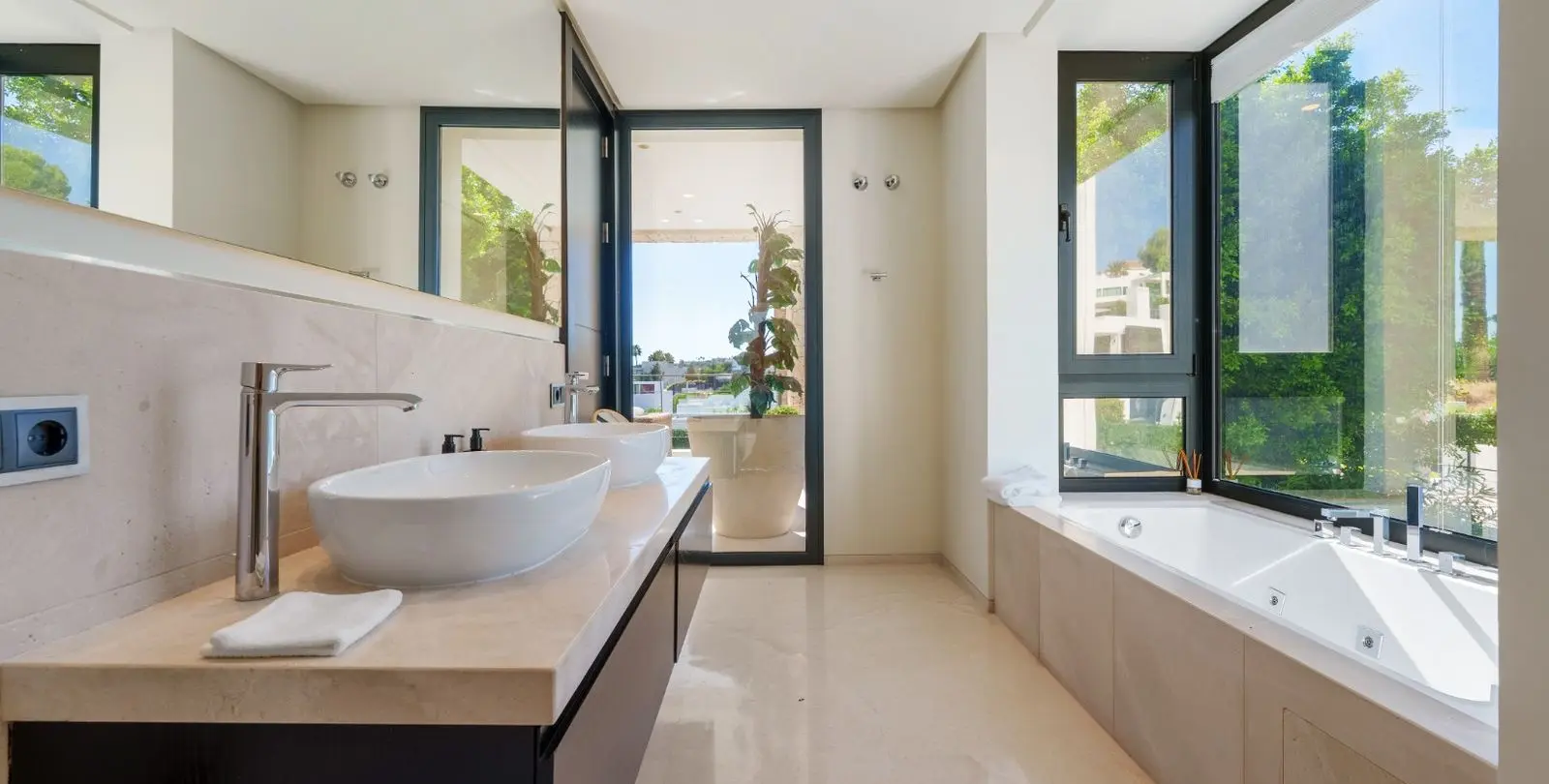 Sale of detached villa in Nueva Andalucía 16