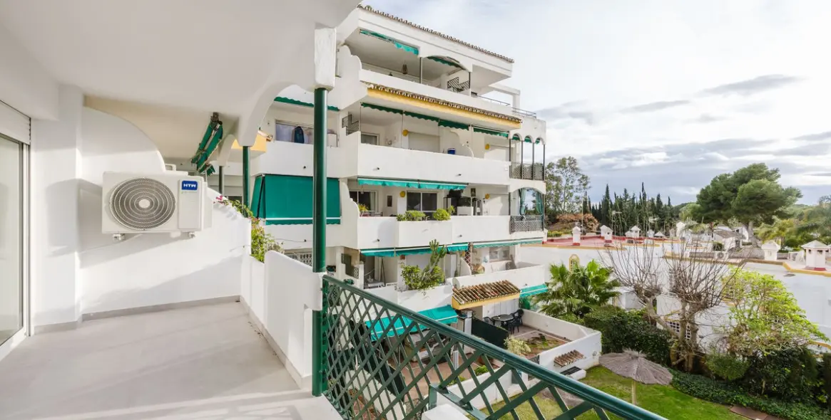 Sale of middle floor apartment in Artola 3