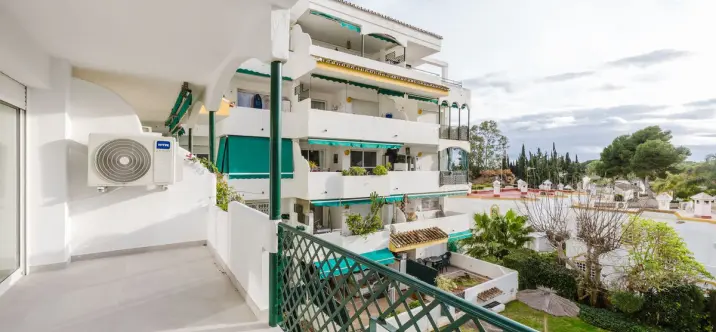 Sale of middle floor apartment in Artola 2