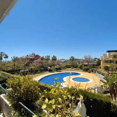 Venta de apartamento en planta baja en Estepona