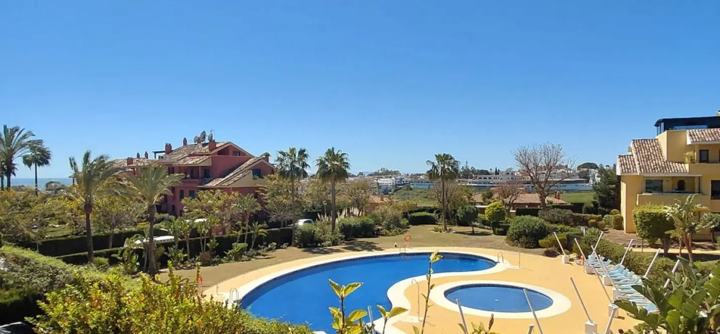 Sale of ground floor apartment in Estepona 1