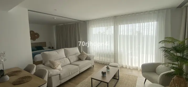 Продажа апартаментов на среднем этаже в Málaga 0