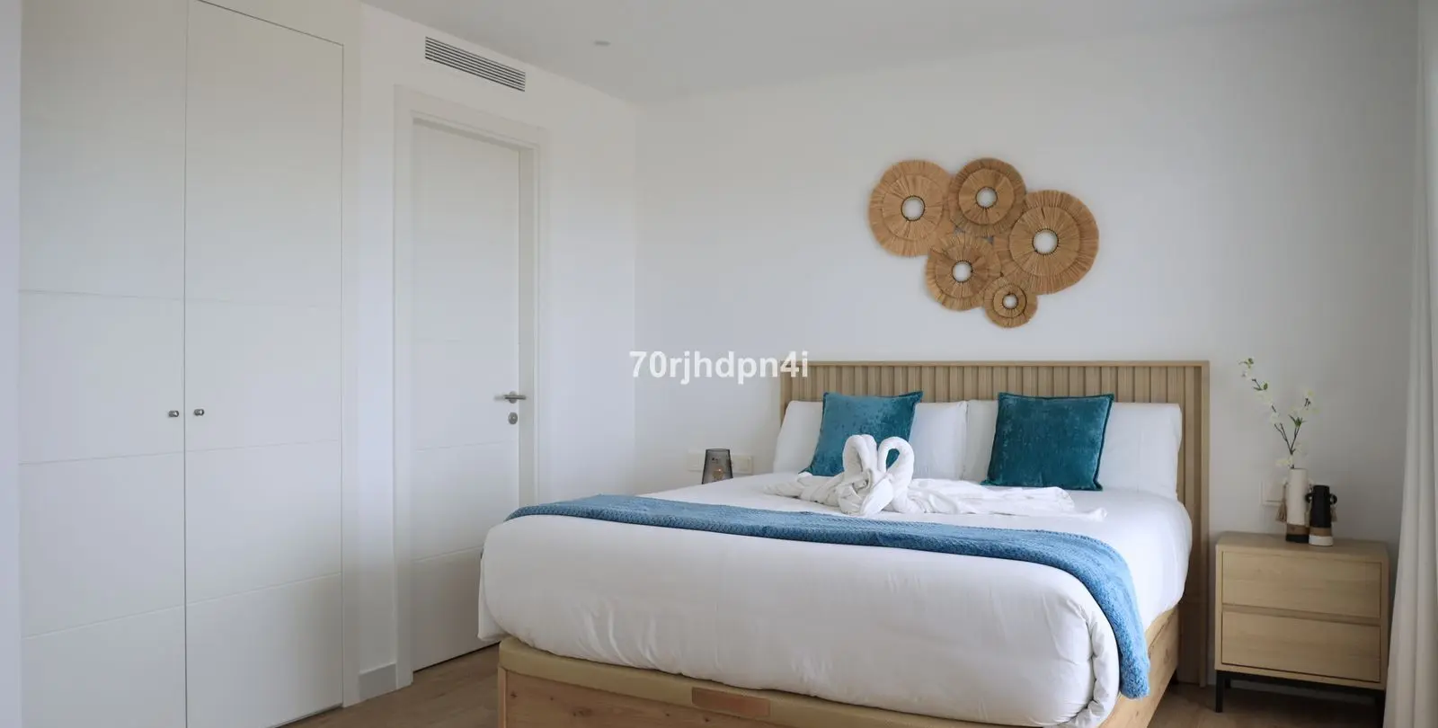 Sale of middle floor apartment in Casares 16