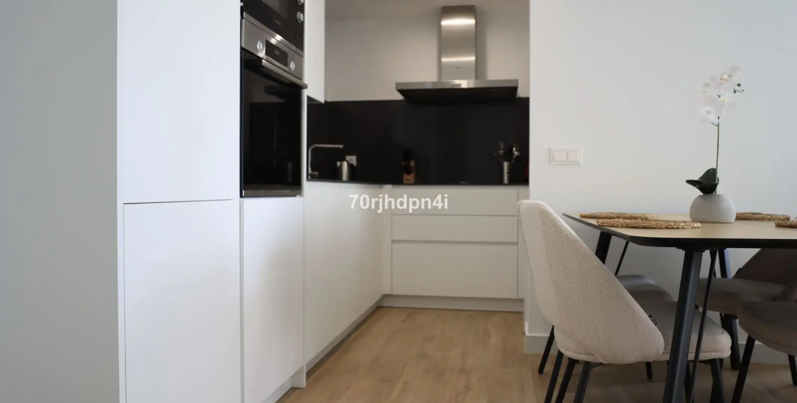Sale of middle floor apartment in Casares 22