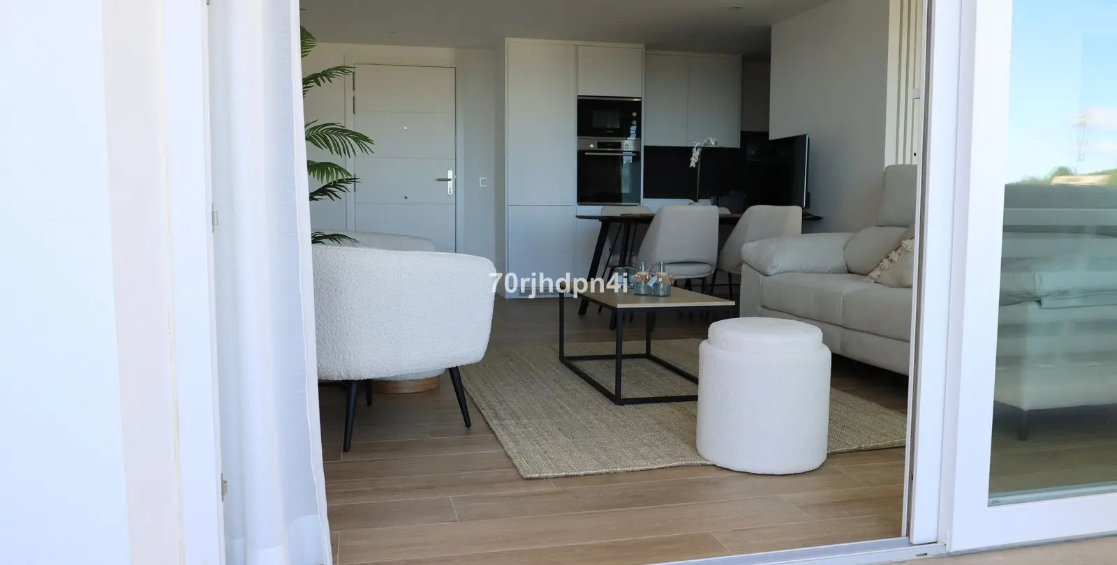 Sale of middle floor apartment in Casares 25